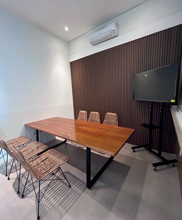 Promenade Shop S11 - Meeting Room Big