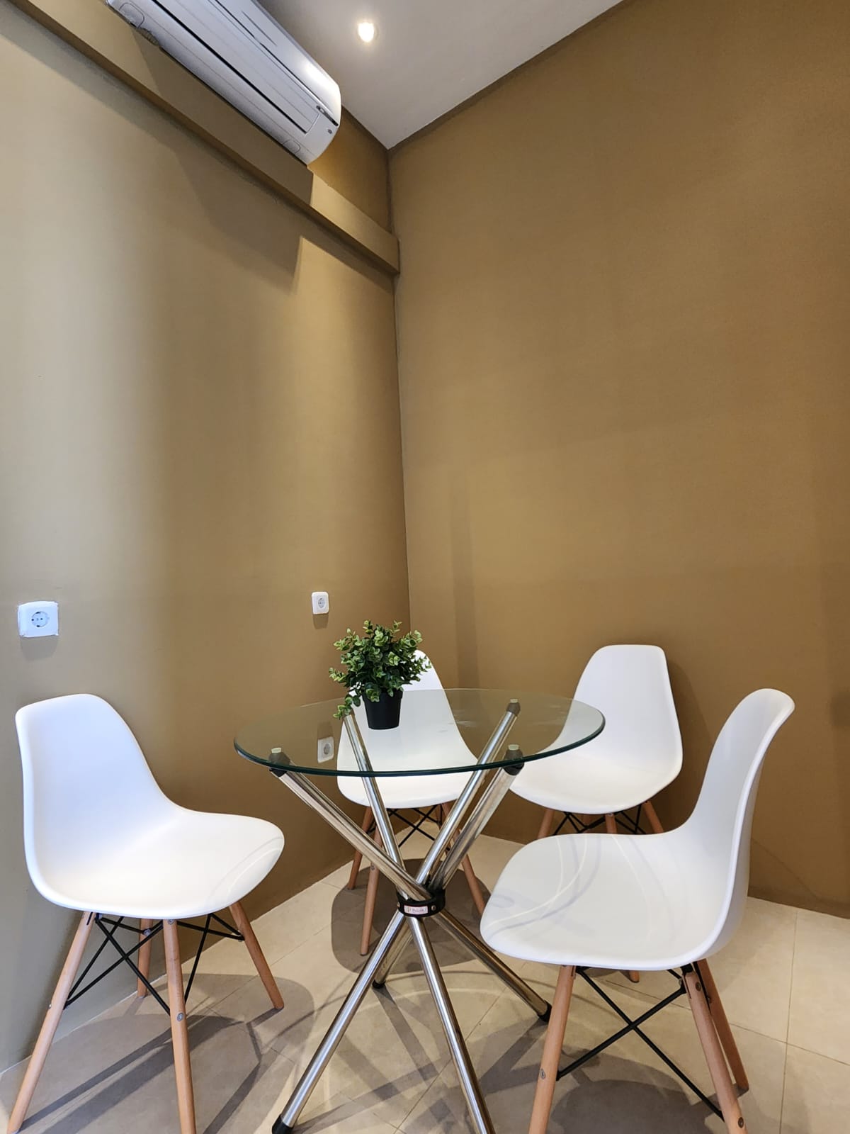Promenade Shop S11 - Meeting Room Small
